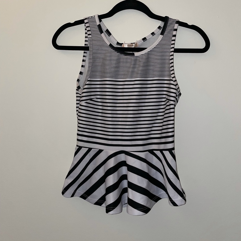 Peplum too with cutout back. Graphic pattern 🔲